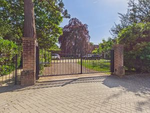 ELECTRIC GATES TO PRIVATE DRIVEWAY- click for photo gallery